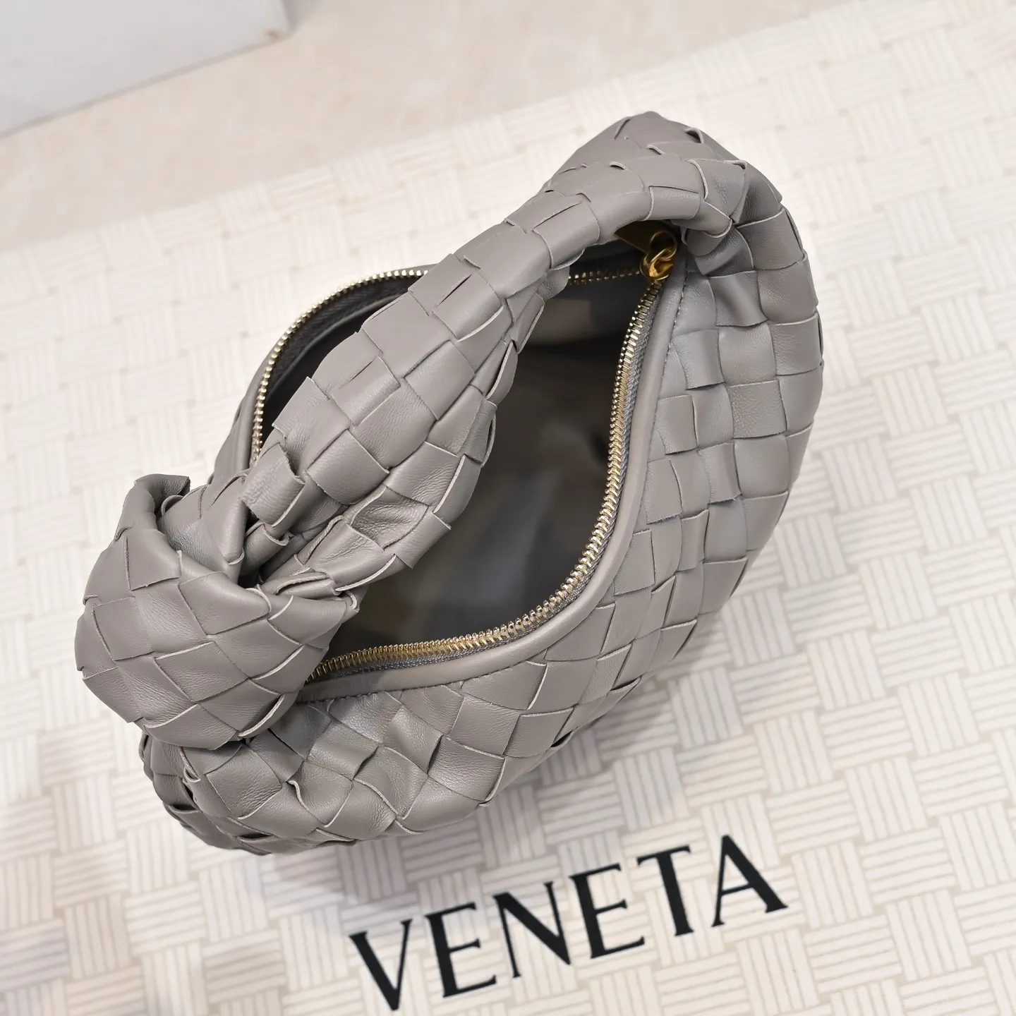 Batch 1120 BV Bottega Veneta's new early spring women's MINI JODIE handbag BV bag 🔥The new method is based on the original rounded corners, knotted with classic woven leather round hobo bag, The most iconic triangular pull-out design, using sheepskin draped soft shape, is super suitable for concave shapes~ Jodie feels really gentle to people, and is definitely the best item for daily matching. It has the same weave, new elements and twists, is compact and versatile, and is the new favorite of street style Internet celebrities! Size: 23x28x8 Model: 6699-1